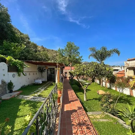 Vittoria Couette-café Giardini-Naxos